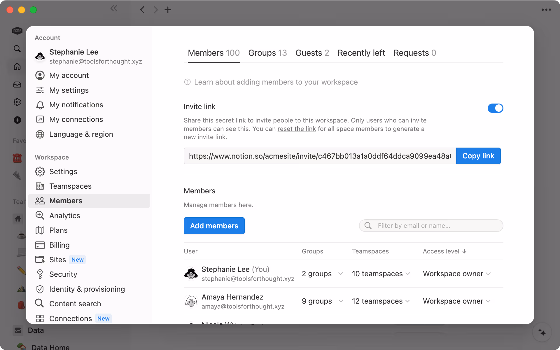Affichez tous vos membres, invités et demandes d’invitations dans le menu Paramètres et membres, sous « Membres ».